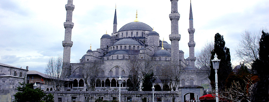 THE GREAT BLUE MOSQUE IN ISTANBUL