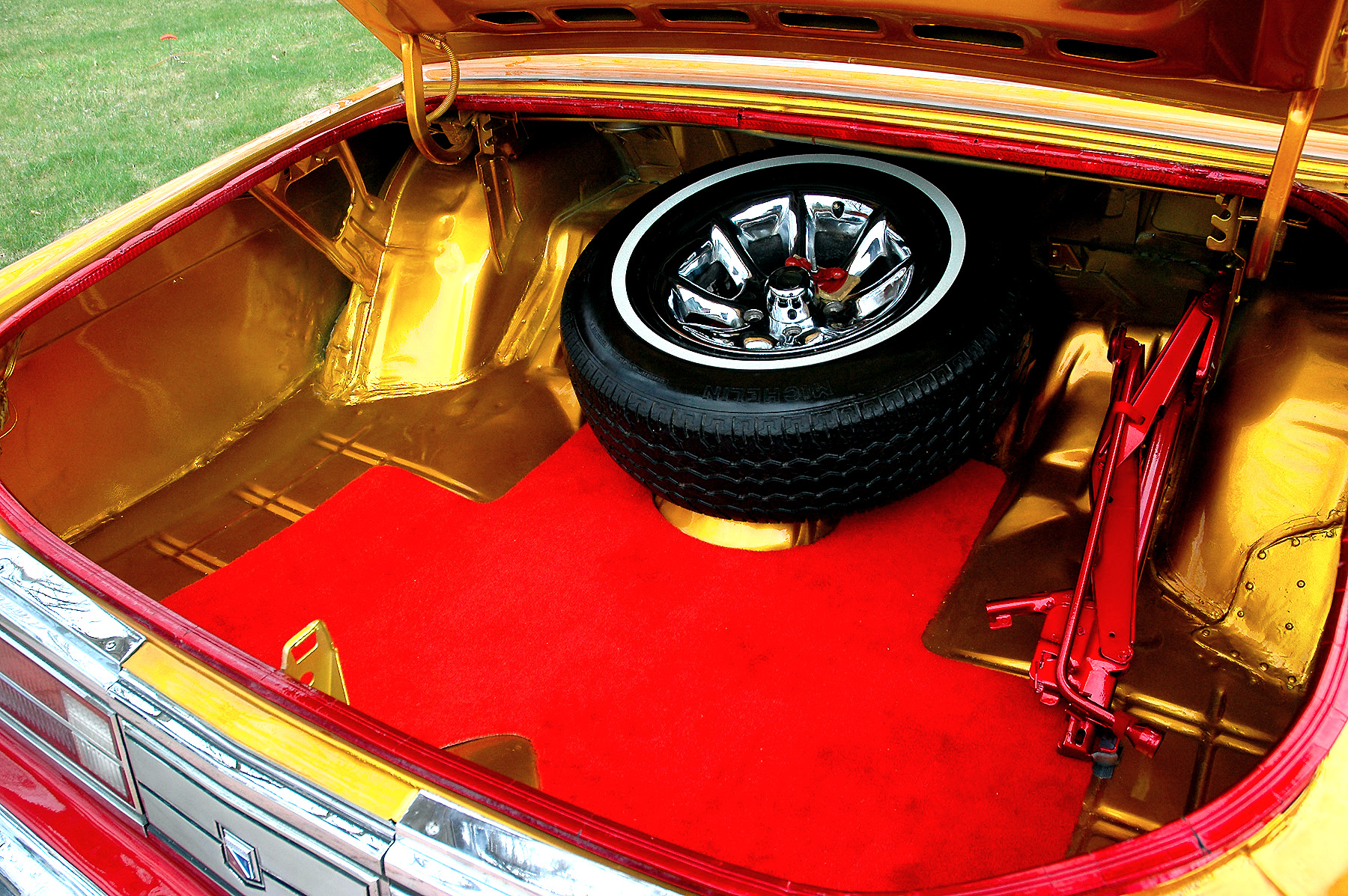 buick-trunk-with-spare-7121.jpg