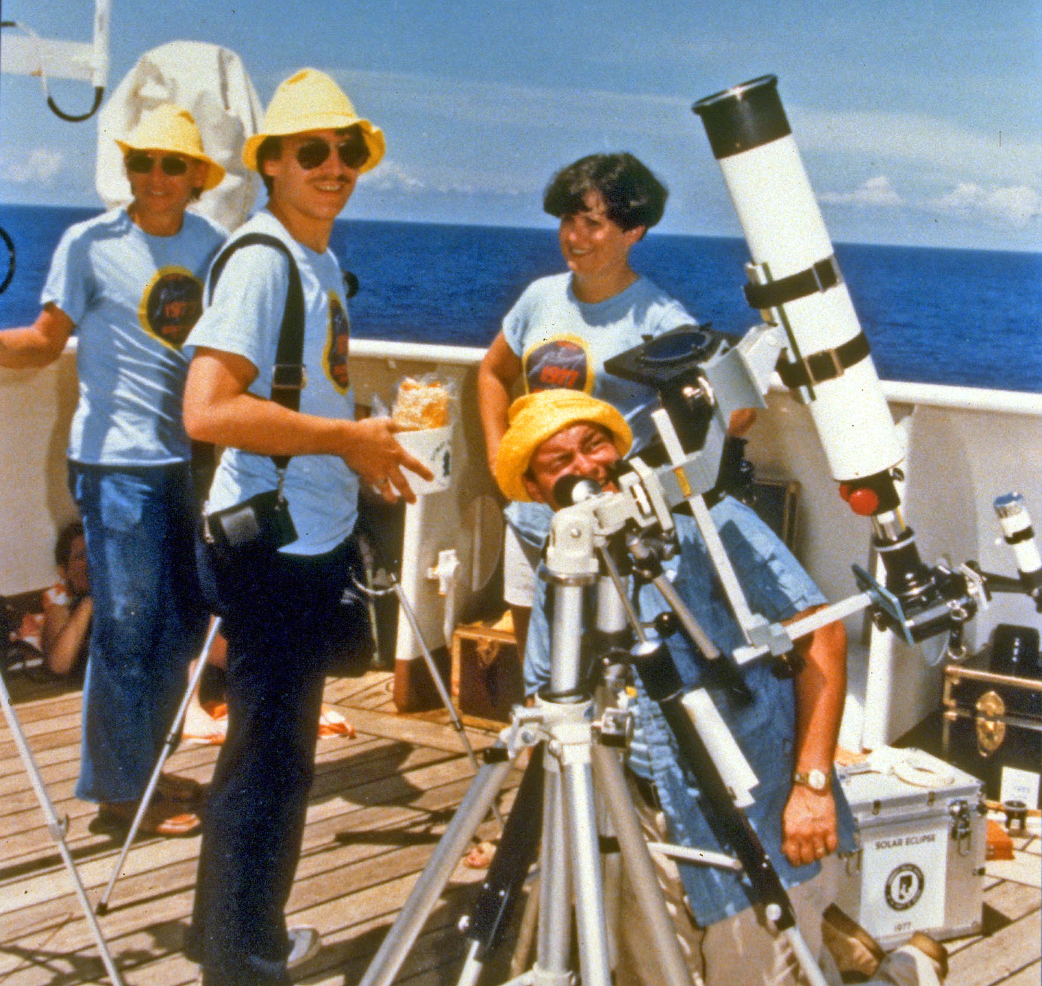 Eclipse 1977 - A36 - Paul Setting up Telescope
