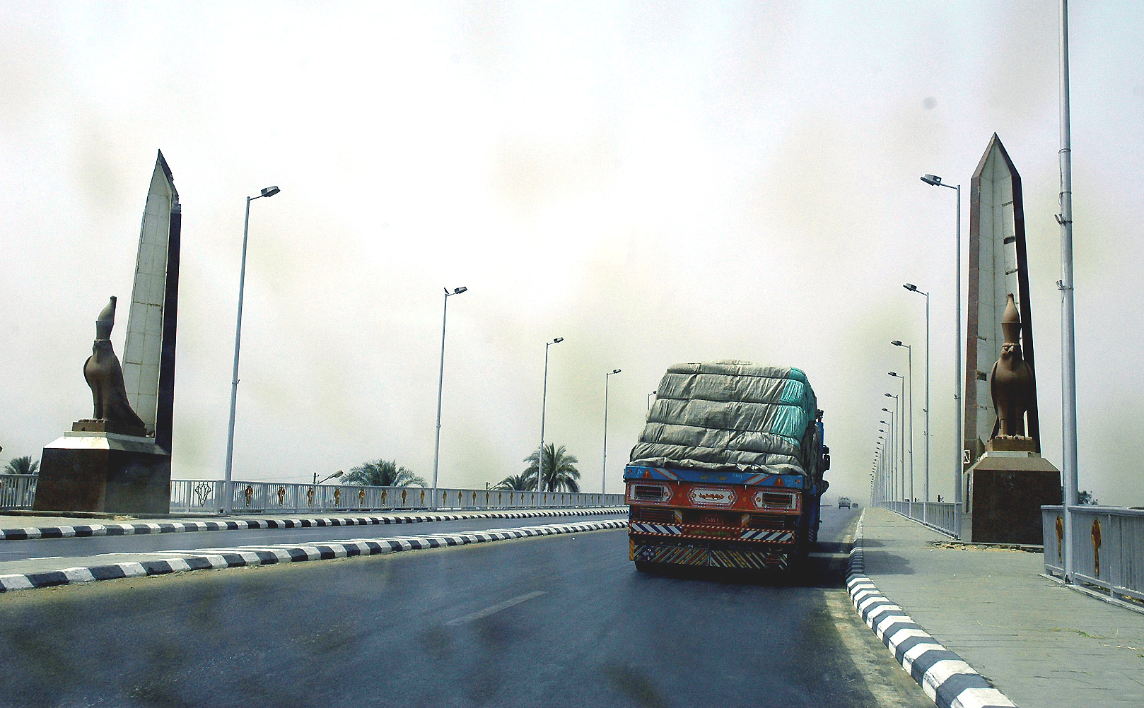 2006-1116-luxor-nile-bridge.jpg