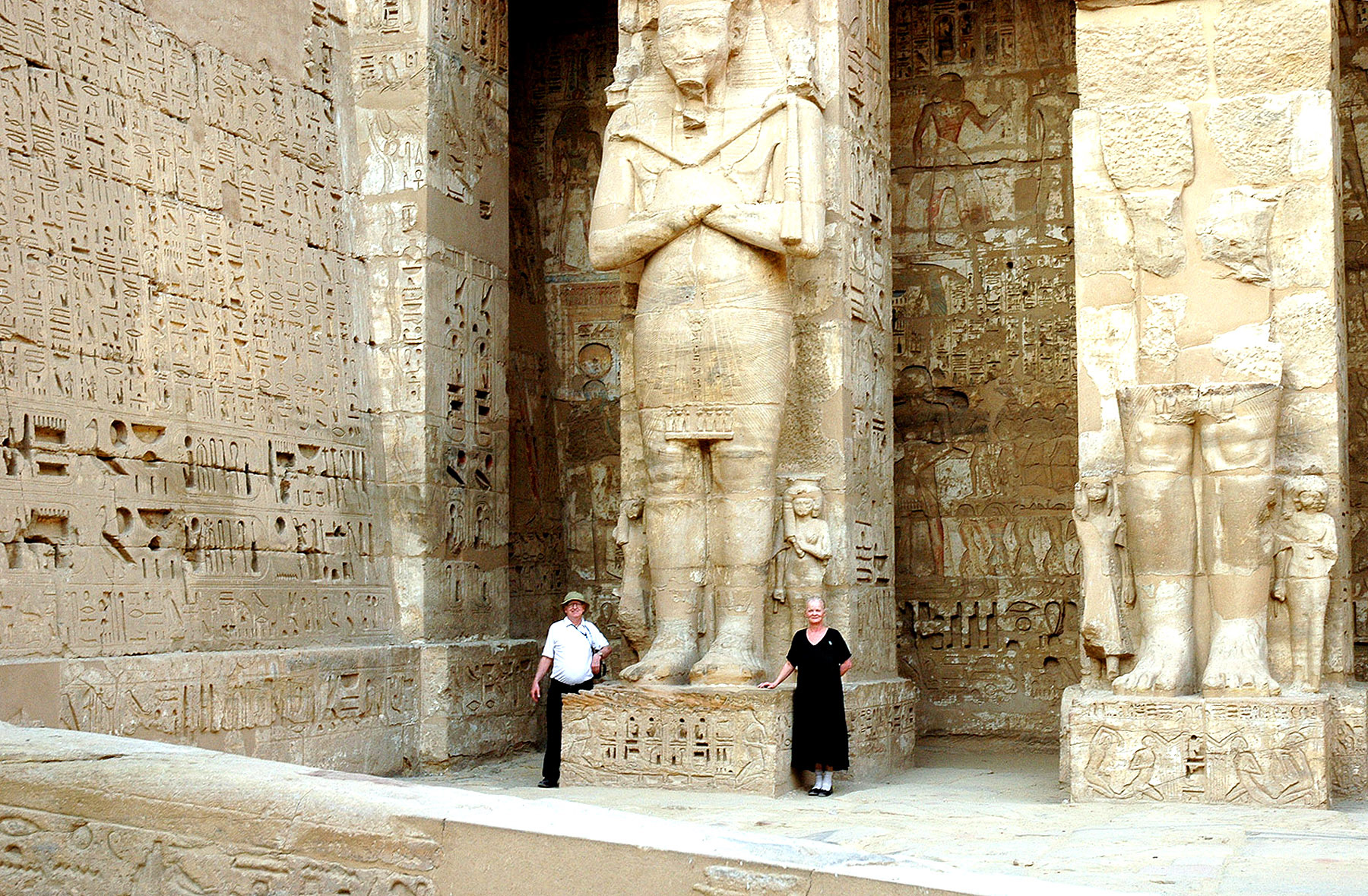 2006-1176-luxor-dave-and-glenna-at-great-karnac-statue.jpg