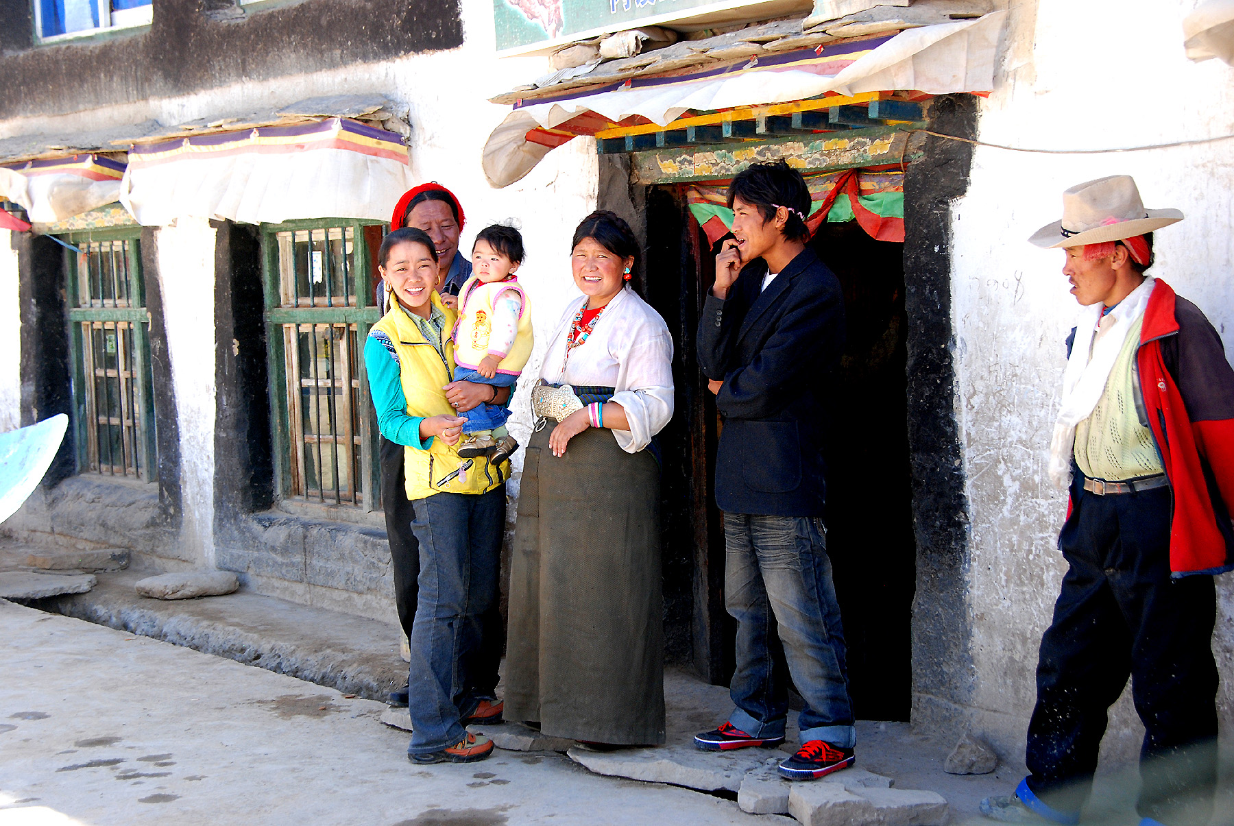 A169 - Tibet - Tibetan Village People - 1329.JPG